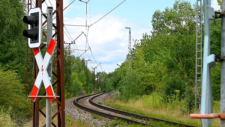 Die Bahnstrecke zum Industriekraftwerk der Mibrag, der Mitteldeutschen Braunkohlengesellschaft, wird für den Güterverkehr aus dem Tagebau Profen genutzt.