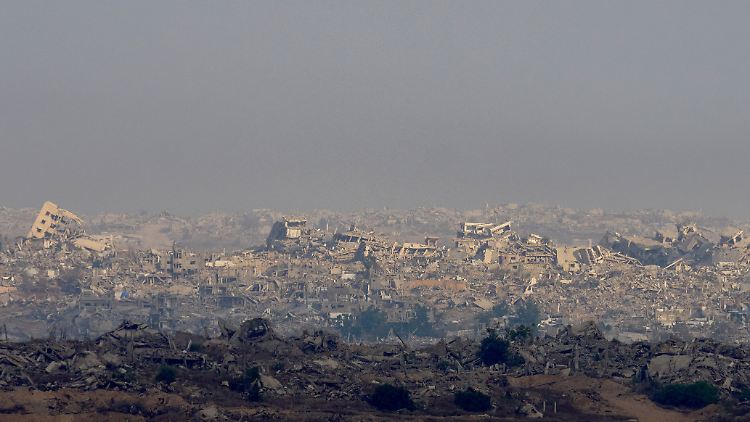 Der Krieg hält seit fast 22 Monaten an. Hier sind zerstörte Gebäude im Gazastreifen von einem Standort im Süden Israels aus zu sehen. 