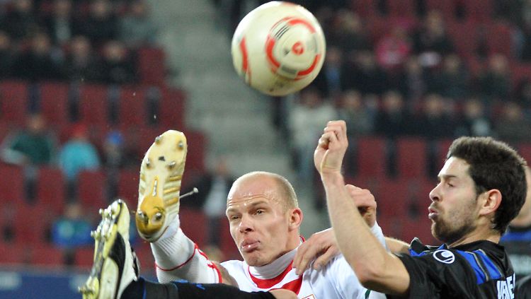 Zweikampf zwischen dem  Augsburger Tobias Werner (l) und Olivier Vigneau von Duisburg um den Ball.