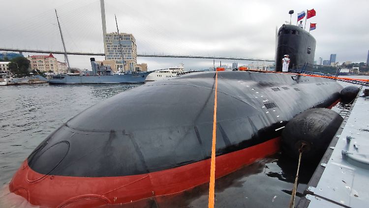 Die russische und chinesische Marinesoldaten üben auch die Rettung von U-Booten.