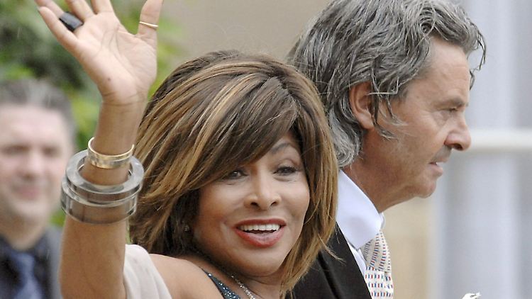 Erwin Bach mit Tina Turner im Juli 2008 in Paris, wo die Sängerin die Medaille der Ehrenlegion verliehen bekam.