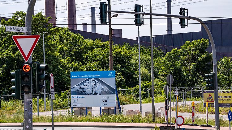 Baustellenschild der ersten Direktreduktionsanlage von Thyssenkrupp Steel, dem Projekt der "Klimaneutralen Stahlproduktion". Sie soll bis Ende 2027 in Betrieb gehen - andere Wasserstoff-Projekte werden hingegen gestoppt.