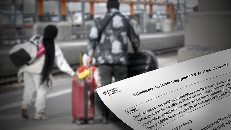 Sowohl im Juli als auch seit Jahresbeginn hat sich die Zahl der Asyl-Erstanträge etwa halbiert.