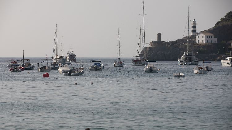 Nach Polizeiangaben stürzte die Maschine am Samstagabend vor der Hafenstadt Port de Sóller im Nordwesten der Insel ins Meer.