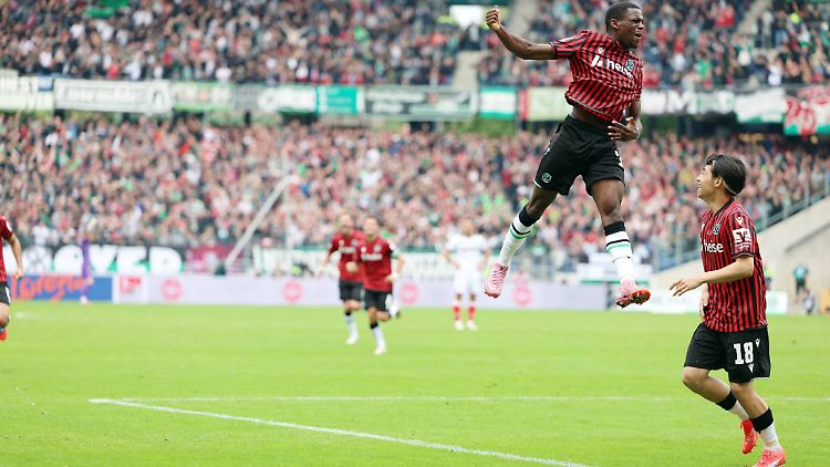 Noel Aseko springt seine Freude über das 1:0 für Hannover heraus.