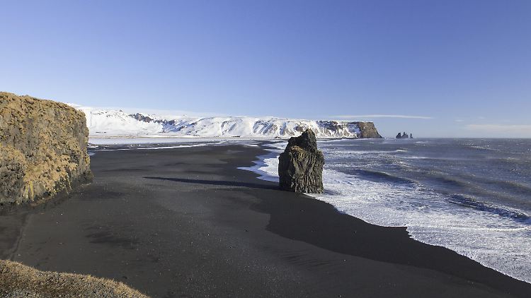 Auch wegen der Sprache ist Island auf jeden Fall eine Reise wert. Im Bild der schwarze Sandstrand Reynisfjara bei Vík í Mýrdal.