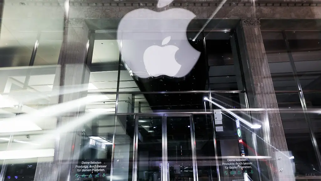 Das-Logo-des-US-amerikanischen-Technologieunternehmens-Apple-ist-am-Apple-Store-Jungfernstieg-in-der-Innenstadt-in-Hamburg-zu-sehen