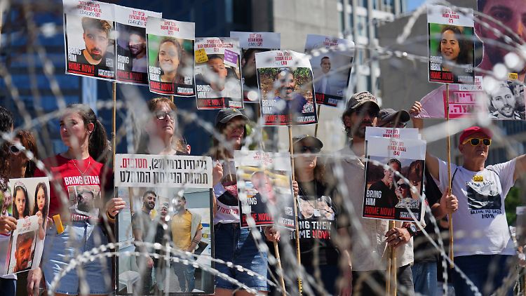 Familien von Geiseln der Hamas protestieren in Tel Aviv für ihre Freilassung aus der Gefangenschaft.