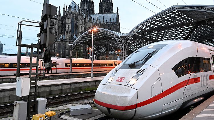 Durch den Unfall hat es insgesamt laut Deutscher Bahn 261 Minuten Verspätung gegeben.