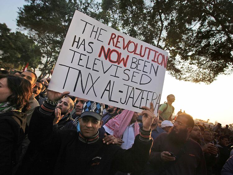 Und die Revolution wurde doch vom Fernsehen übertragen - vor dem Gebäude des staatlichen Rundfunks in Kairo dankt ein Ägypter dem Sender al-Dschasira.