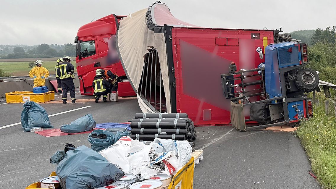 Der Fahrer des LKWs blieb offenbar unverletzt.