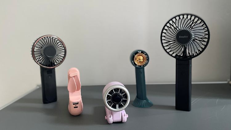 Handventilatoren sorgen für die kühle Brise unterwegs