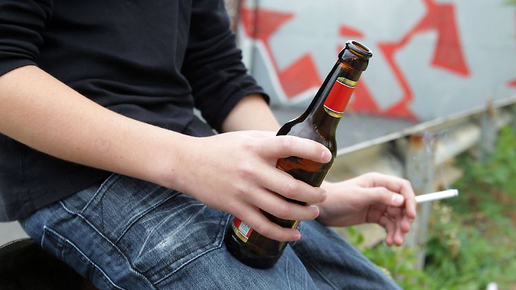 Jugendliche in Deutschland dürfen regulär ab 16 Jahren Bier, Wein und Sekt kaufen und trinken.