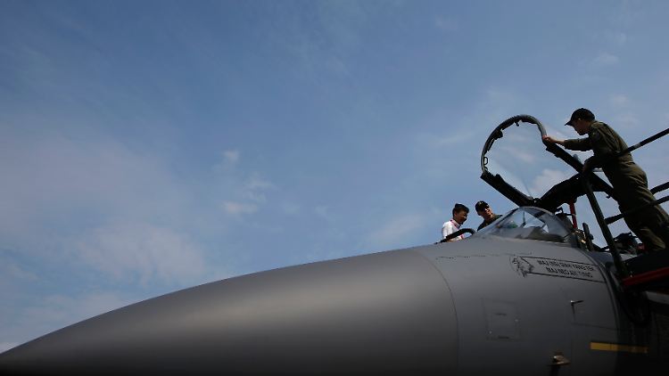 2014-02-11T120000Z_72196256_GM1EA2B1BEJ01_RTRMADP_3_AIRSHOW-SINGAPORE.JPG