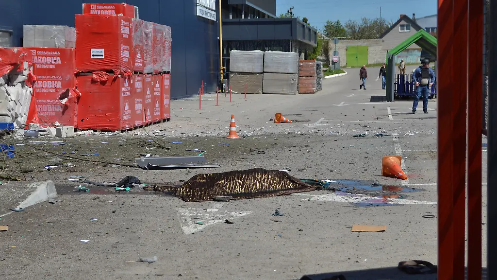 2023-05-03T100759Z-1029300583-RC2YQ0A0IZXB-RTRMADP-3-UKRAINE-CRISIS-KHERSON-ATTACK