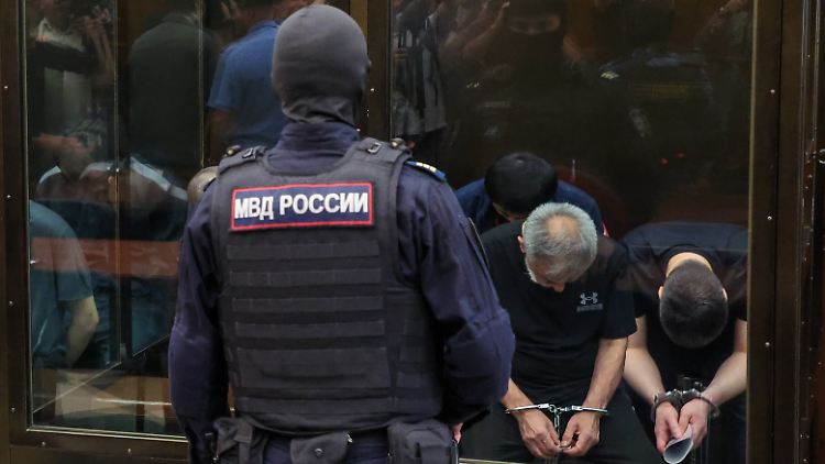 Der Auftakt des Terrorprozesses fand der russischen Agentur Tass zufolge öffentlich statt. 