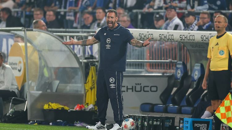 Bielefeld-Coach Mitch Kniat war nicht glücklich ob der langen Nachspielzeit gegen Düsseldorf.