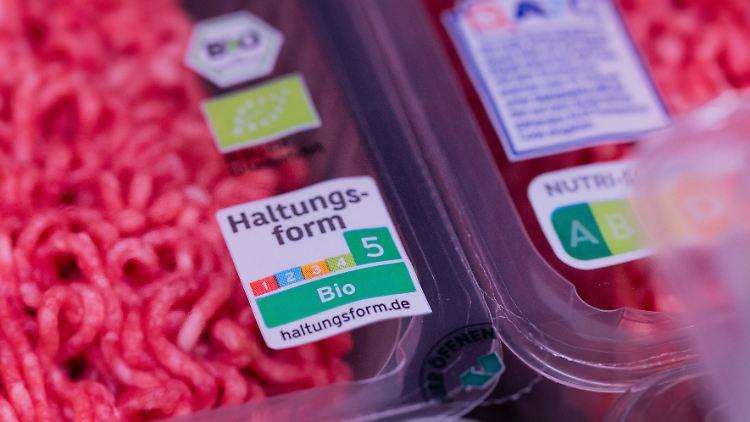 Für Fleisch der höchsten Haltungsform 5 müssen Verbraucher tiefer in die Tasche greifen.