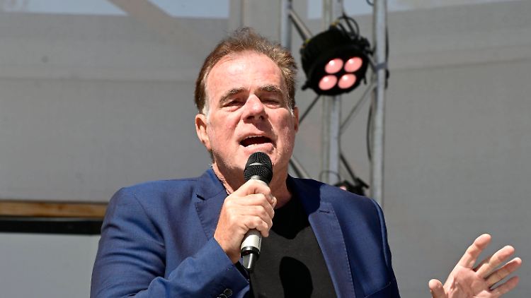 Schlagerstar Hein Simons, hierzulande immer noch als Heintje bekannt, 2024 bei einem Auftritt.