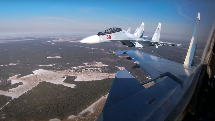 Der ukrainische Geheimdienst SBU will ein russisches Kampfflugzeug des Typs Su-30 (hier bei einer Übung im Februar 2022) zerstört haben. 
