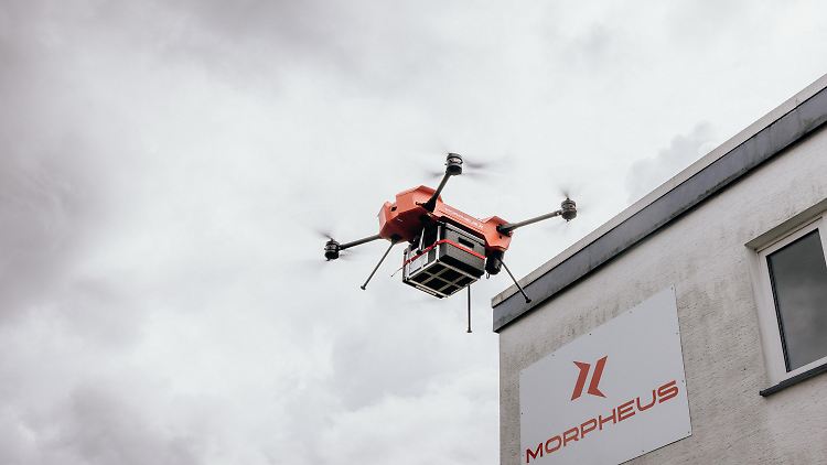 In Lüdenscheid in NRW werden kleine Pakete per Drohne transportiert.