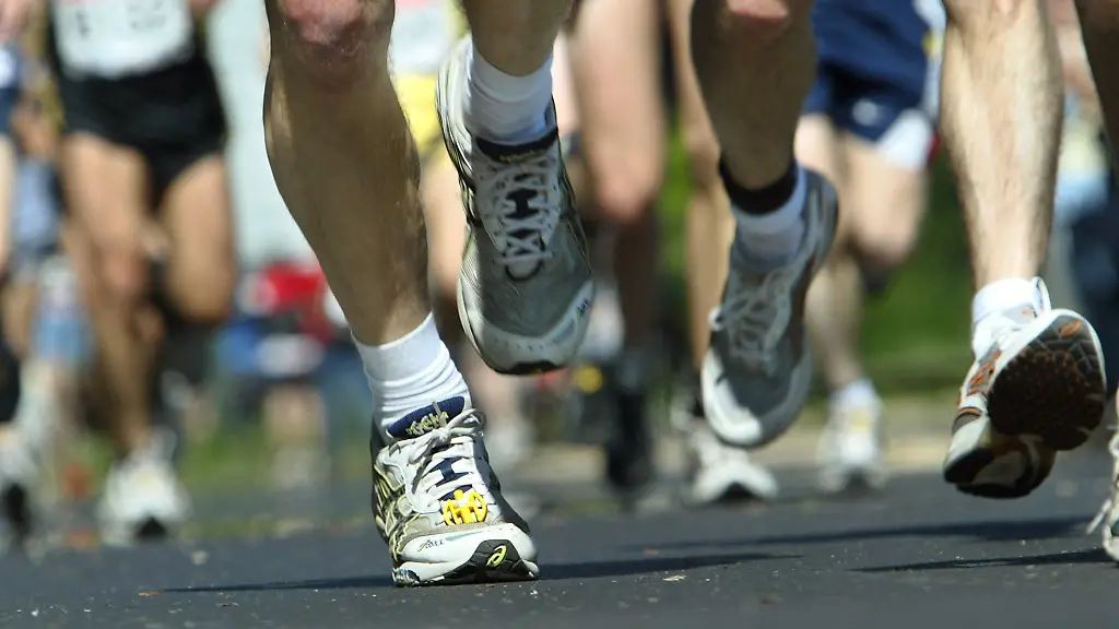 Teilnehmer-eines-Marathons-laufen-durch-Duesseldorf