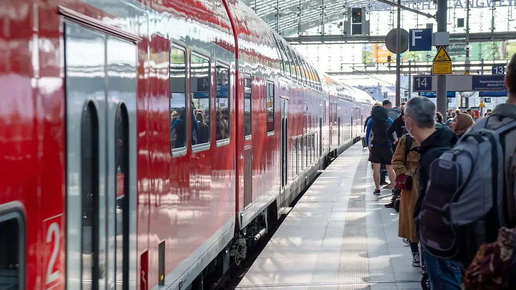 Ab-in-den-Urlaub-Mit-etwas-Planung-kommen-Reisende-auch-mit-Regionalbahnen-quer-durchs-Land-an-ihr-Ziel