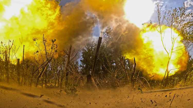 Artilleriefeuer aus einer ukrainischen Stellung in der Oblast Donezk. 