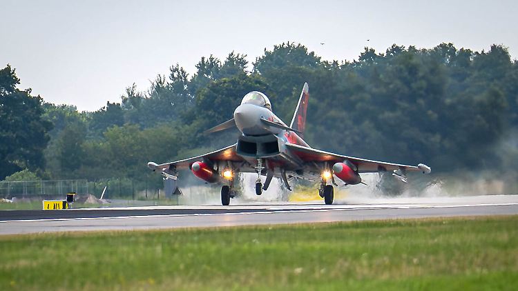 Ein Eurofighter landet.