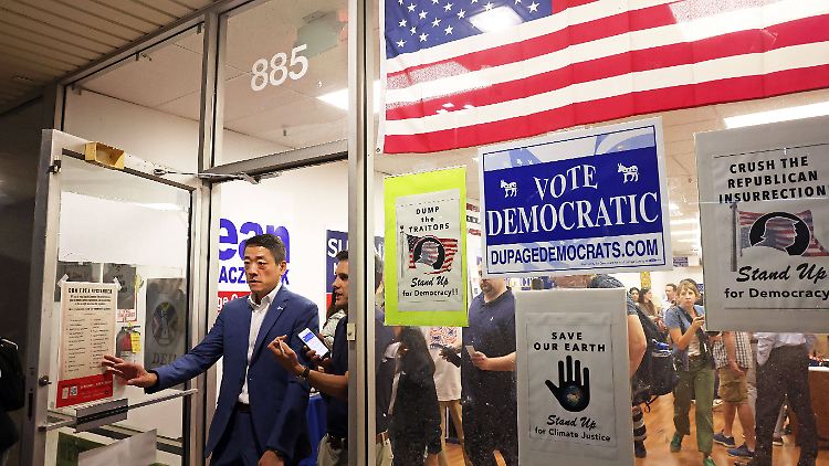 Gene Wu (ganz links) hält sich gegenwärtig in im demokratisch regierten Illinois auf.