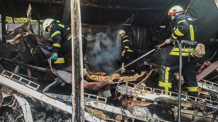 Rettungskräfte sind in Losowa in der ukrainischen Region Charkiw im Einsatz. 
