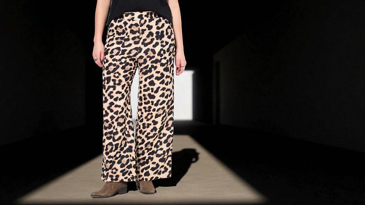Diese Leo-Hose beweist, kurvige Frauen sollten keine Angst vor Animal-Print haben.