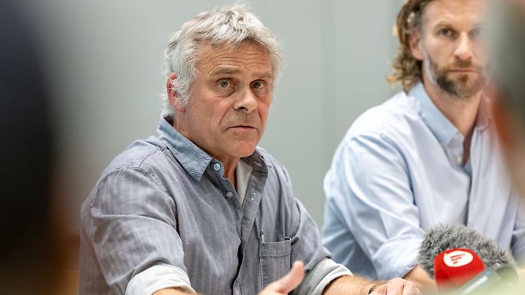 Tiergarten-Direktor Dag Encke und sein Stellvertreter Jörg Beckmann geben nach den Pavian-Tötungen Ende Juli eine Pressekonferenz. 