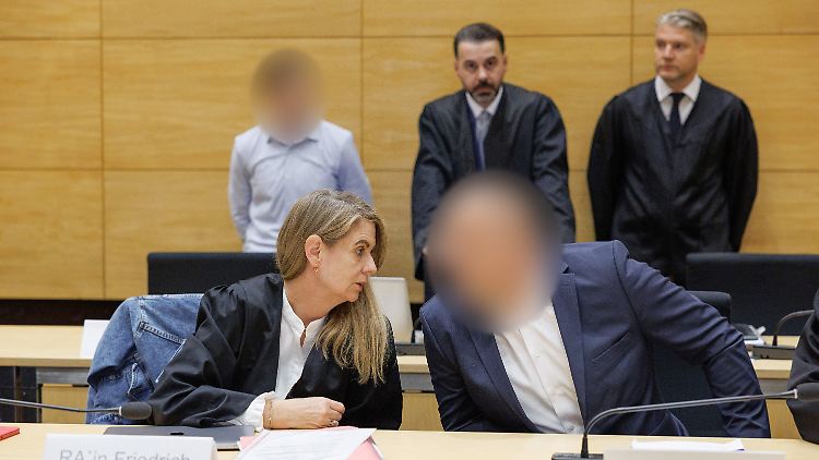 Die angeklagten Geschwister (vorne rechts und hinten links) vor Gericht 