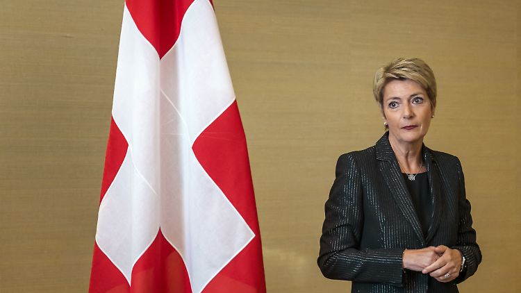Die Schweizer Bundespräsidentin Karin Keller-Sutter hat ein Problem.