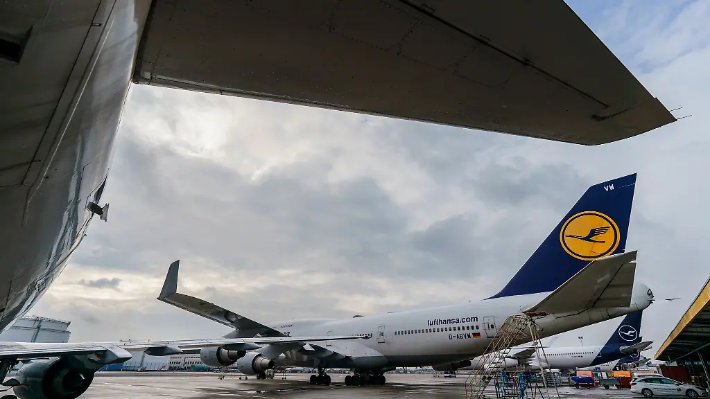 Lufthansa-Maschinen-stehen-vor-der-Wartungshalle-von-Lufthansa-Technik