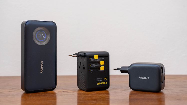 Powerbank, Reiseadapter und Wand-Ladegerät.