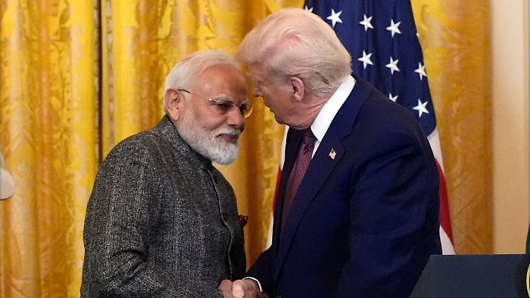 Nicht nur der Händedruck wird fester: US-Präsident Donald Trump und Indiens Premierminister Narendra Modi im Februar bei einem Empfang im Weißen Haus.