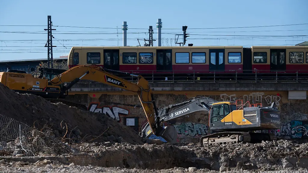 Bagger-stehen-auf-einem-Baugrundstuecke-wo-eine-Kriegsbombe-gefunden-wurde