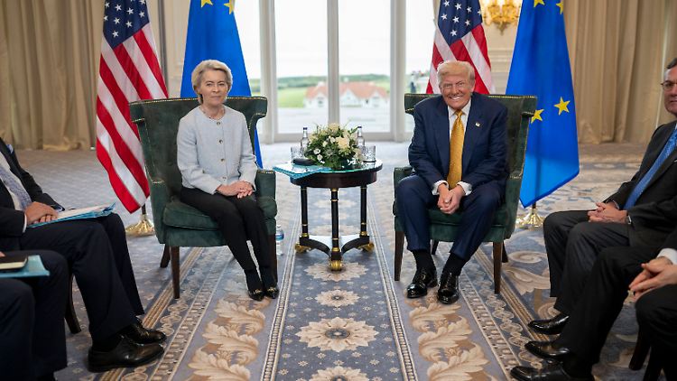 EU-Kommissionspräsidentin Ursula von der Leyen mit US-Präsident Donald Trump Ende Juli in Schottland.