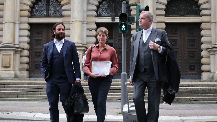 Links Ingo Bott und rechts Otmar Kury rahmen Christina Block ein.
