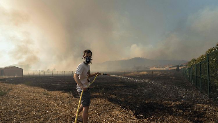 Ein Mann in Südfrankreich versucht, die Feuer zu löschen.