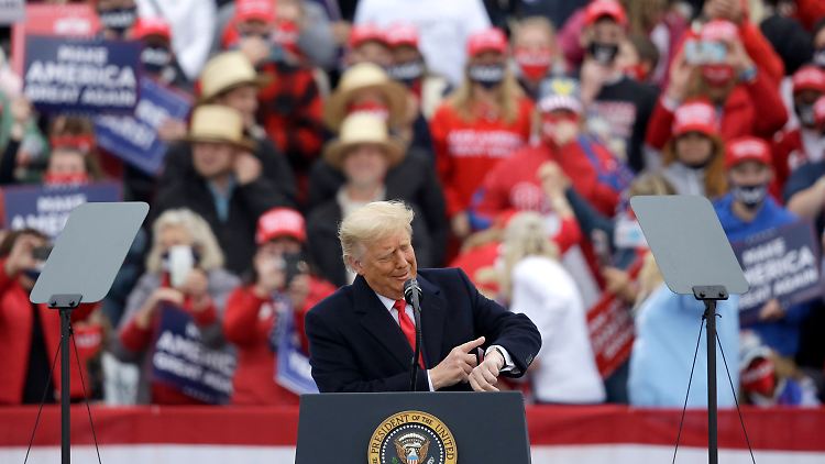 "Mit einem schwächeren US-Dollar verdient man verdammt viel mehr Geld", meinte Trump.