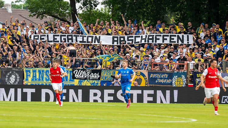 Die Meinung der Lok-Leipzig-Fans ist klar. Ihr Team verpasste den Aufstieg in der Relegation.