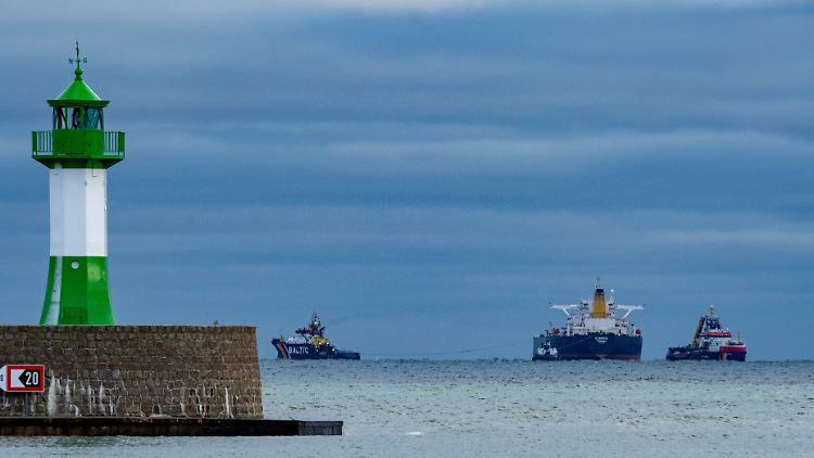Der manövrierunfähige Tanker "Eventin" im Januar vor Sassnitz auf Rügen. Mittlerweile wurde das Schiff an einen anderen Ankerplatz verlegt.