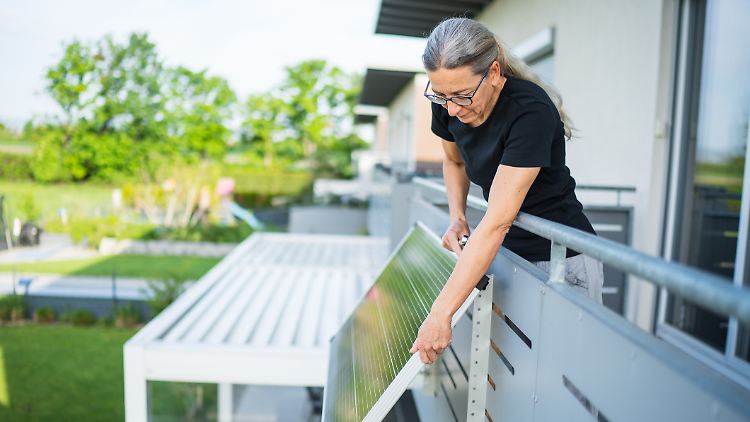 Balkonkraftwerke sind eine Investition in die dezentrale Energiegewinnung. Doch wie lange dauert es, bis das Kraftwerk wirklich Stromkosten reduziert?  
