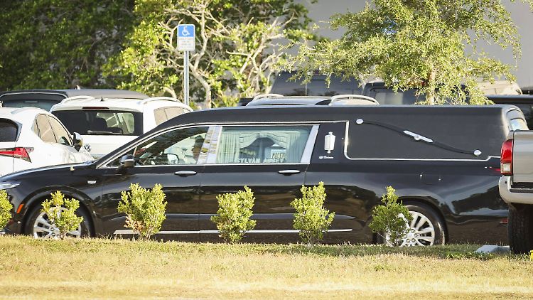 Hulk Hogans Sarg wird in einer schwarzen Limousine zum Friedhof gefahren. 
