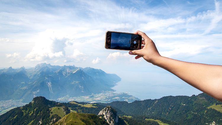 Damit die Handyrechnung in der Schweiz nicht schwindelerregend hoch ausfällt, bietet sich der Kauf einer eSIM-Karte an.