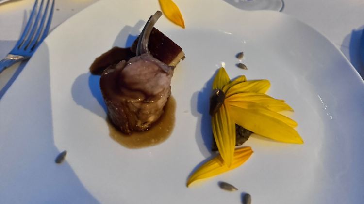 Schwein mit Sonnenblume bekommt man hier auch. Es war bestimmt ein besonders glückliches Schwein ... 