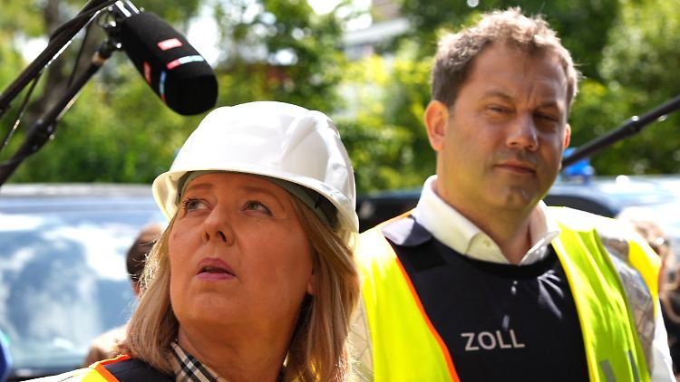 Bärbel Bas und Lars Klingbeil nahmen im Laufe des Tages an einer Prüfmaßnahme der Finanzkontrolle Schwarzarbeit des Zolls teil.